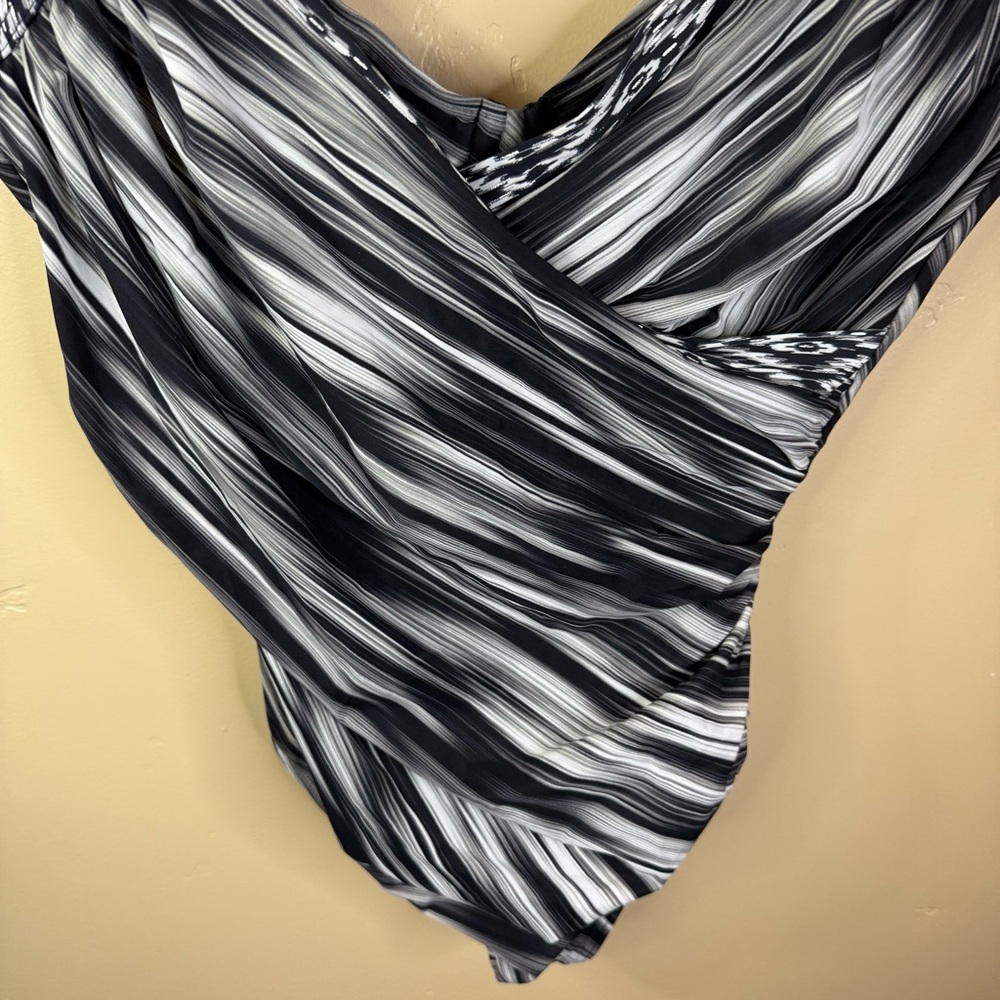 Miraclesuit Warp Speed Sanibel Size 16 One Piece Swimsuit, Black/White (6537463) - Picture 3 of 10